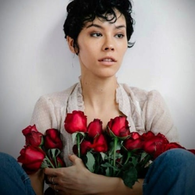 chica_rosas_rojas-500x500 chica_rosas_rojas-500x500
