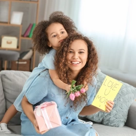 ¿Cuándo es el Día de la Madre en España y qué regalarle?