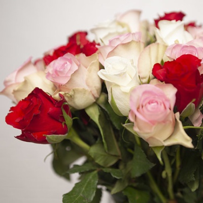 ramo-de-rosas-rojas-y-rosas-430x430