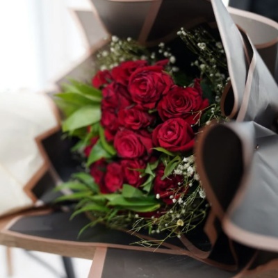 ramo_rosas_rojas.en_mesa ramo_rosas_rojas.en_mesa